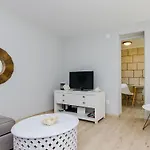 Kate - Two Bedroom With Sea View *