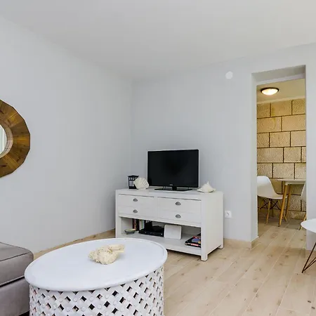 Plo E - Two Bedroom With Sea View - Iva Racica 12 Street *