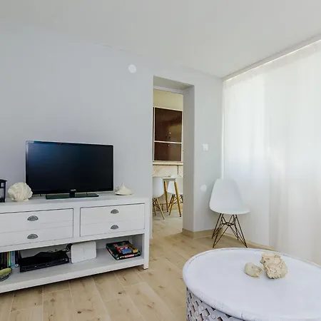 Plo E - Two Bedroom With Sea View - Iva Racica 12 Street Apartment *