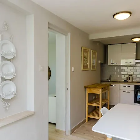 Plo E - Two Bedroom With Sea View - Iva Racica 12 Street Apartment
