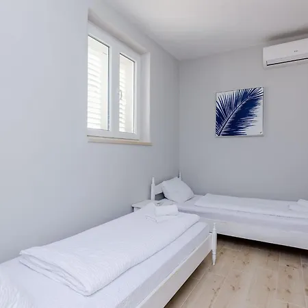 Plo E - Two Bedroom With Sea View - Iva Racica 12 Street *