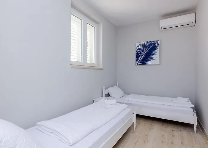 Kate - Two Bedroom With Sea View *