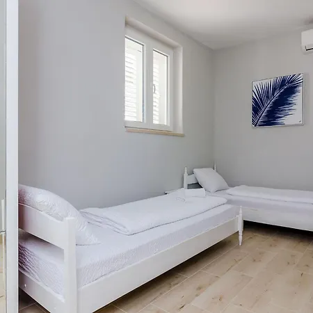 Kate - Two Bedroom With Sea View *