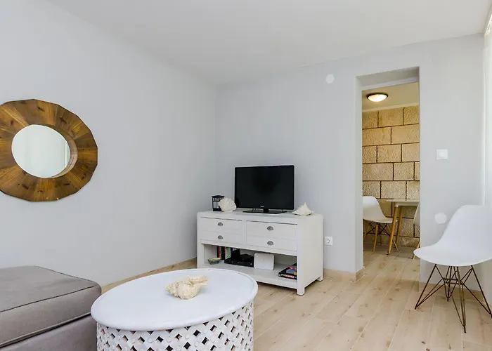 Kate - Two Bedroom With Sea View *