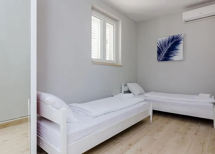 Kate - Two Bedroom With Sea View *