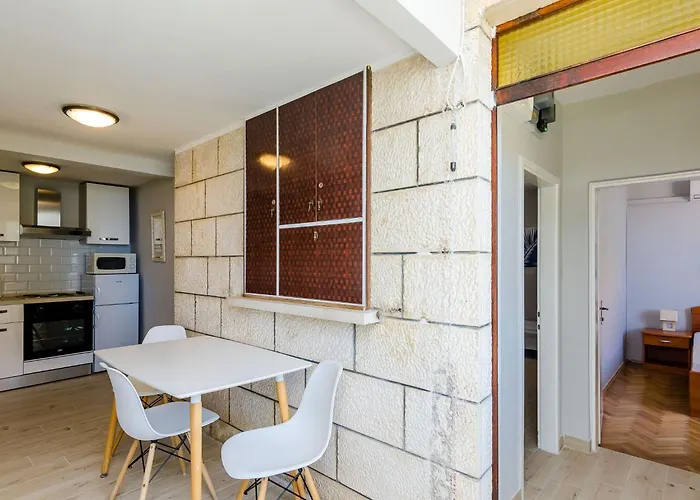 Kate - Two Bedroom With Sea View Apartament